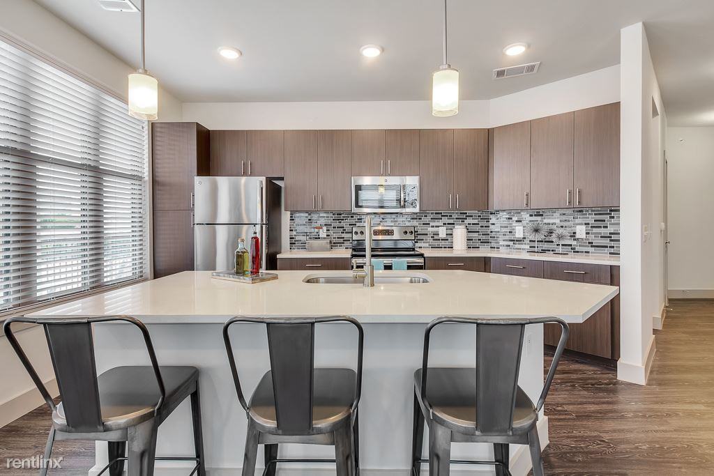 1100 Louisiana St - Photo 2 of 10