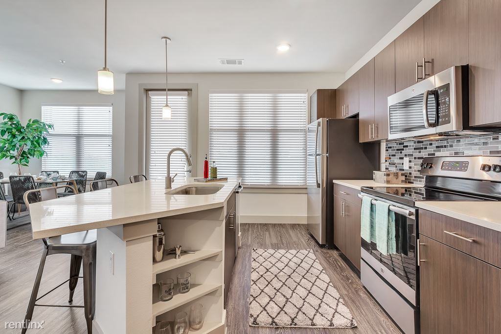 1100 Louisiana St - Photo 3 of 10