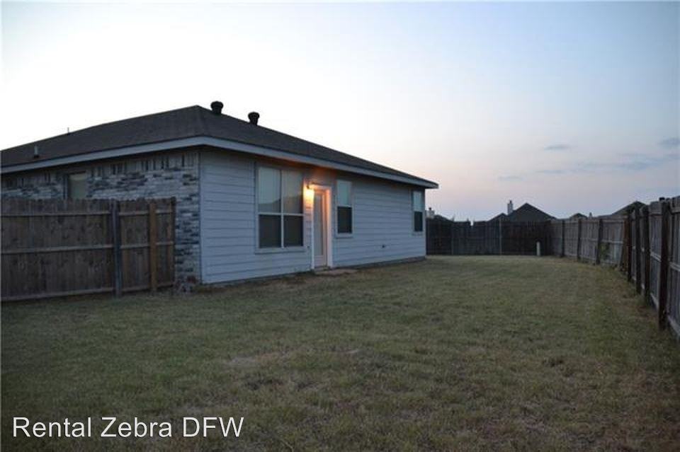 1121 McKavett Dr - Photo 2 of 11