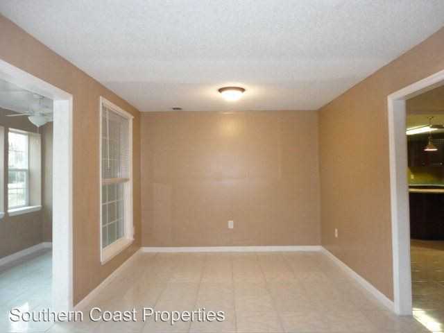 1060 Lake Dr - Photo 2 of 9