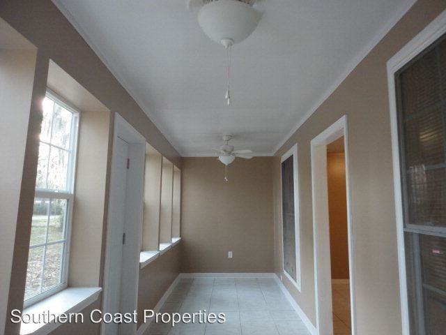 1060 Lake Dr - Photo 3 of 9