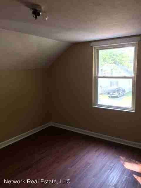 214 Oak St - Photo 2 of 4