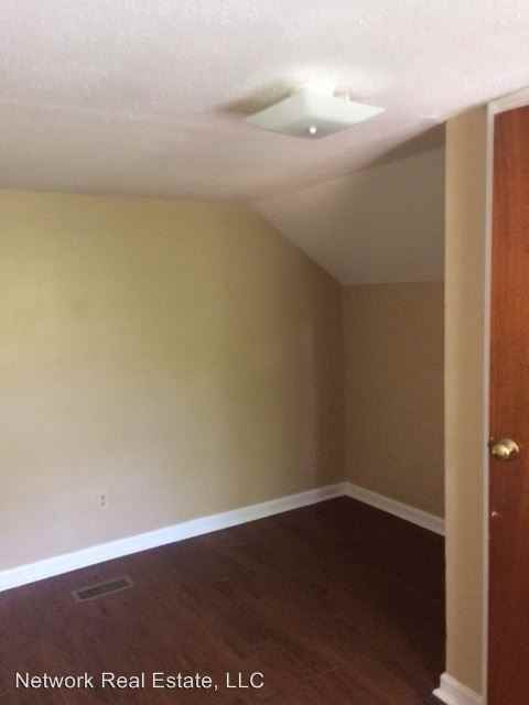 214 Oak St - Photo 3 of 4