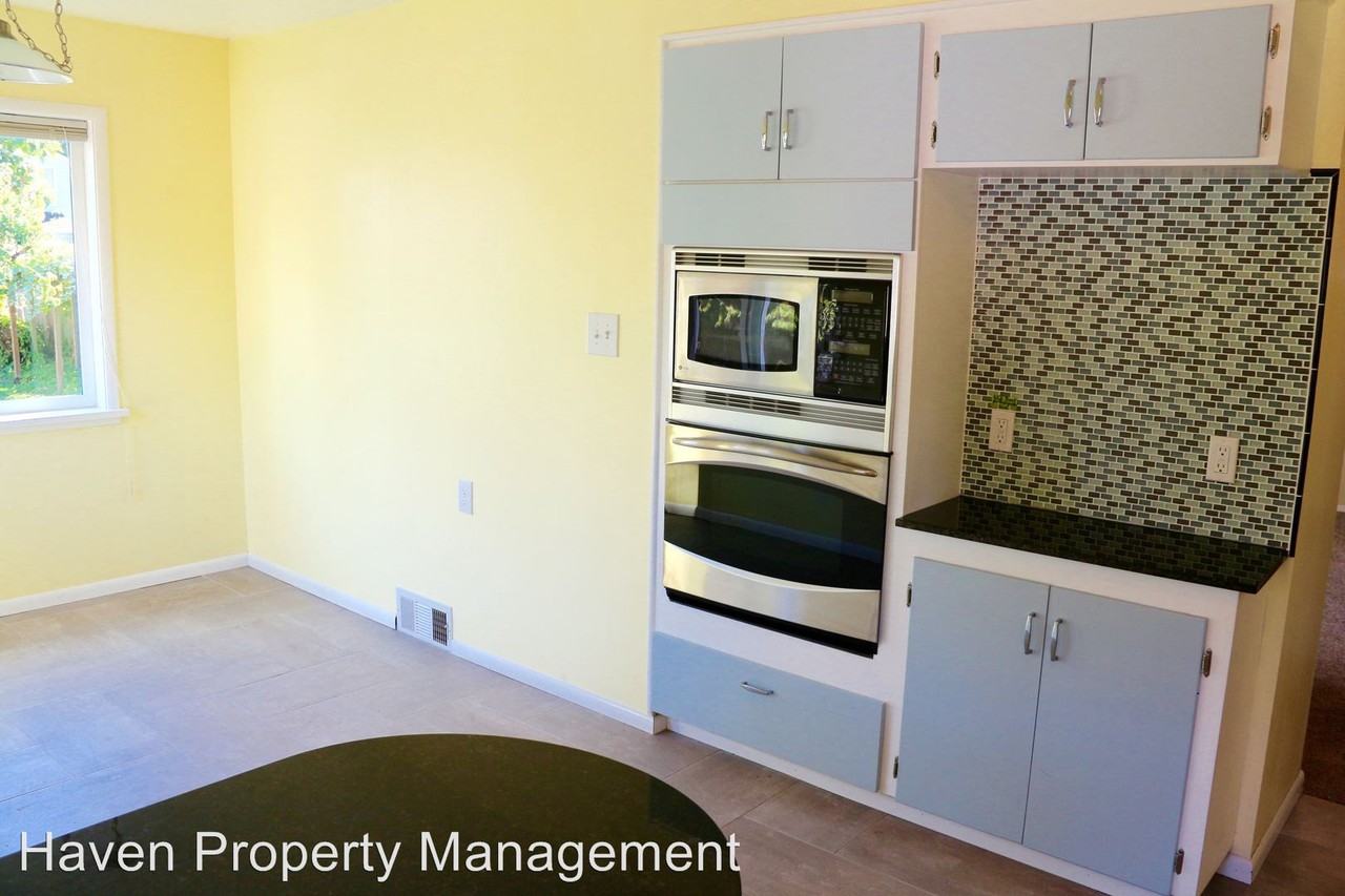 4041 S 148th St - Photo 3 of 13