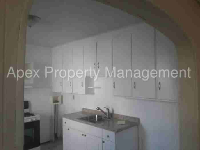 1020 W 4th St - Photo 3 of 8