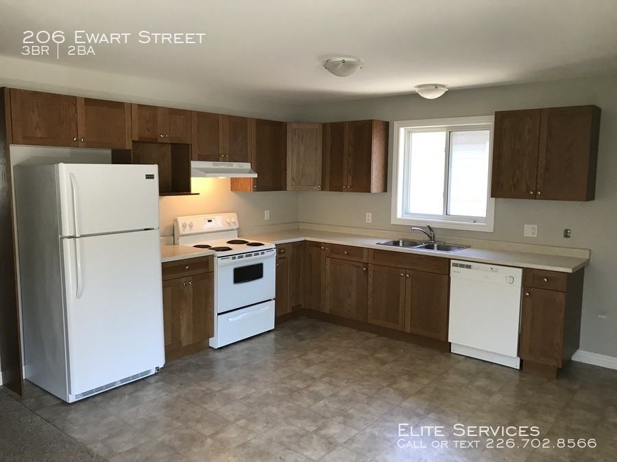 206 Ewart St - Photo 2 of 7