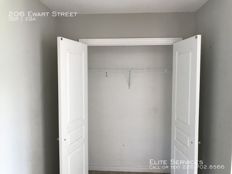 206 Ewart St - Photo 3 of 7