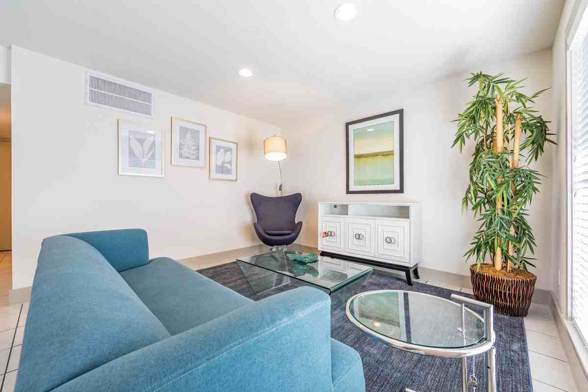 4300 Rosslyn Apartments - Photo 3 of 10