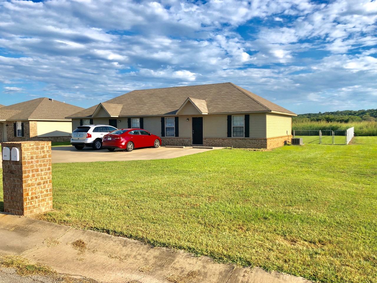 200 Lacey Ln - Photo 2 of 16