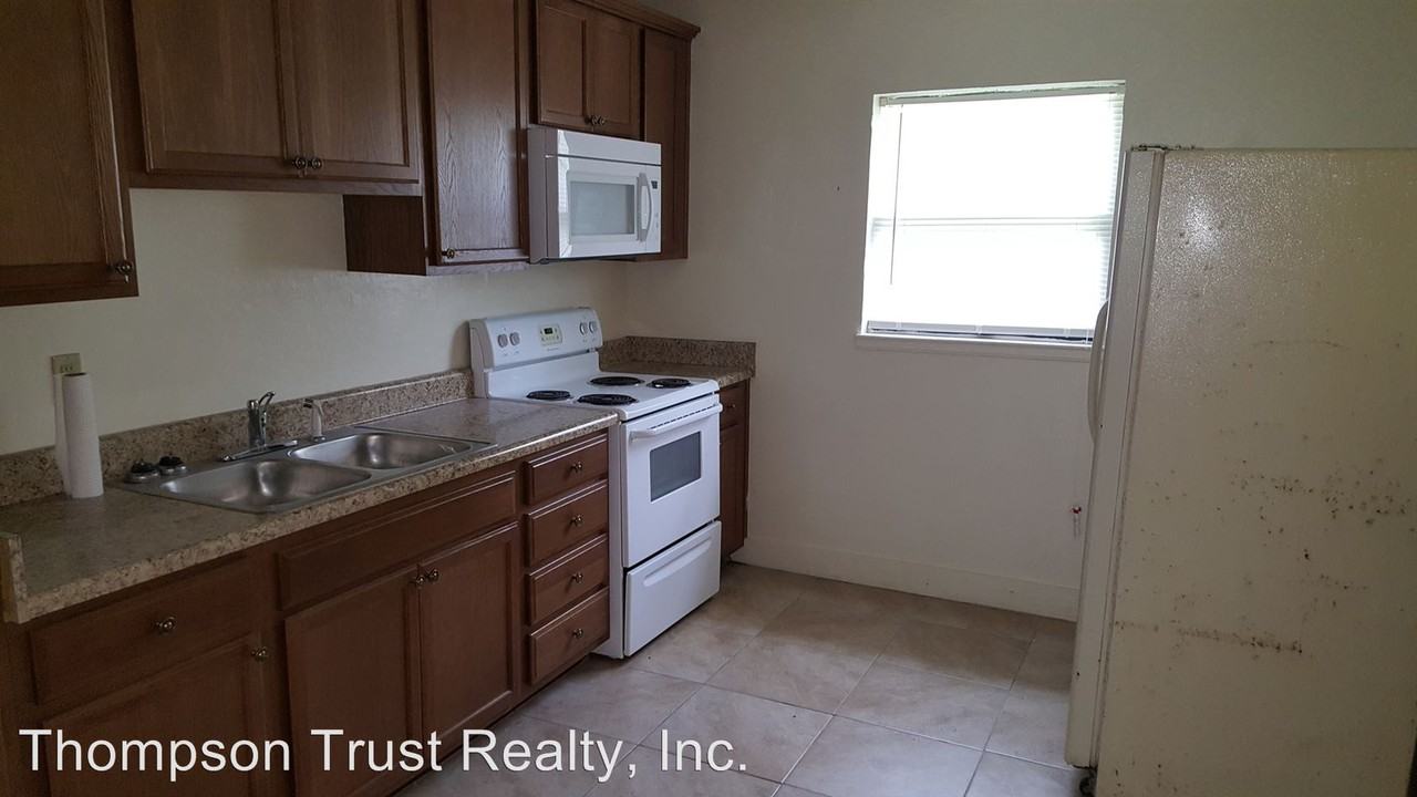 1405 E 8th St - Photo 2 of 6