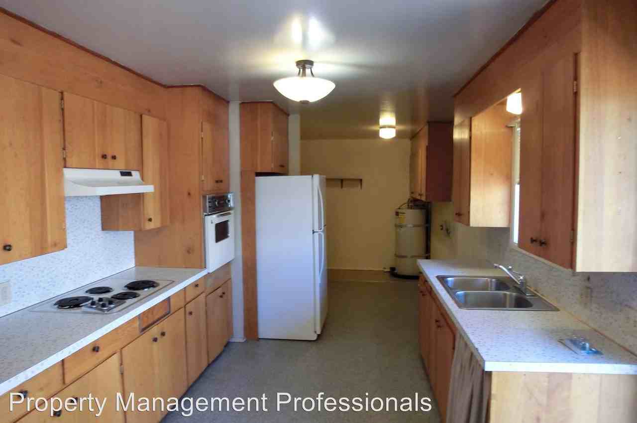 323 2nd St - Photo 3 of 9