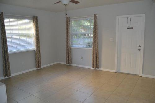 1835 Jefferson St - Photo 3 of 7