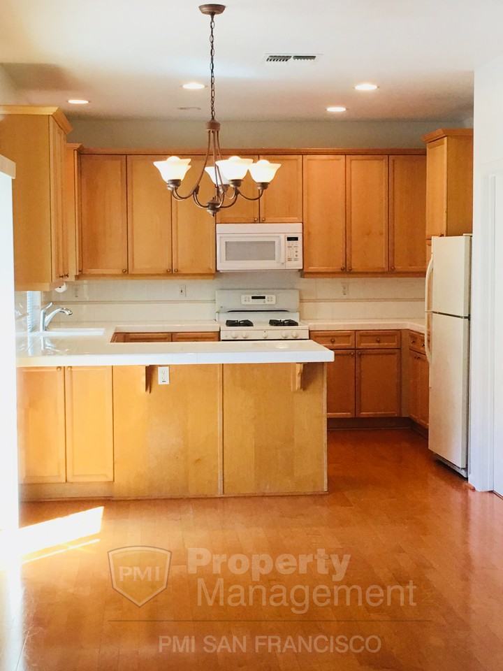 903 Scenic Ct - Photo 2 of 14