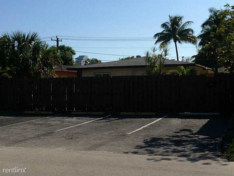 505 SE 18th St - Photo 3 of 15