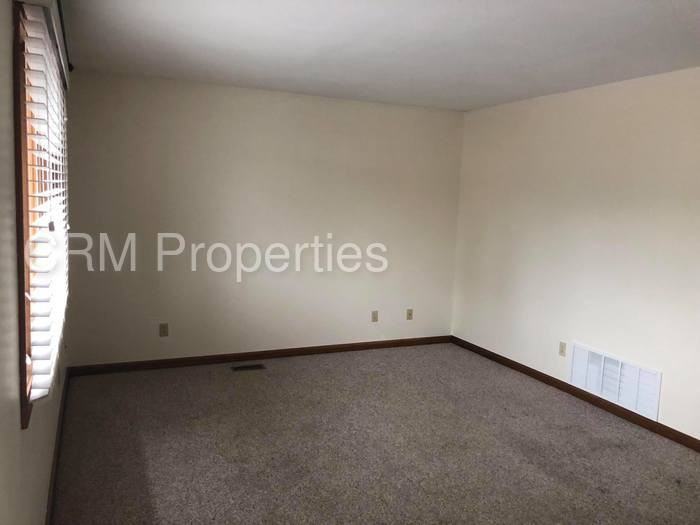 162 W College St - Photo 3 of 12