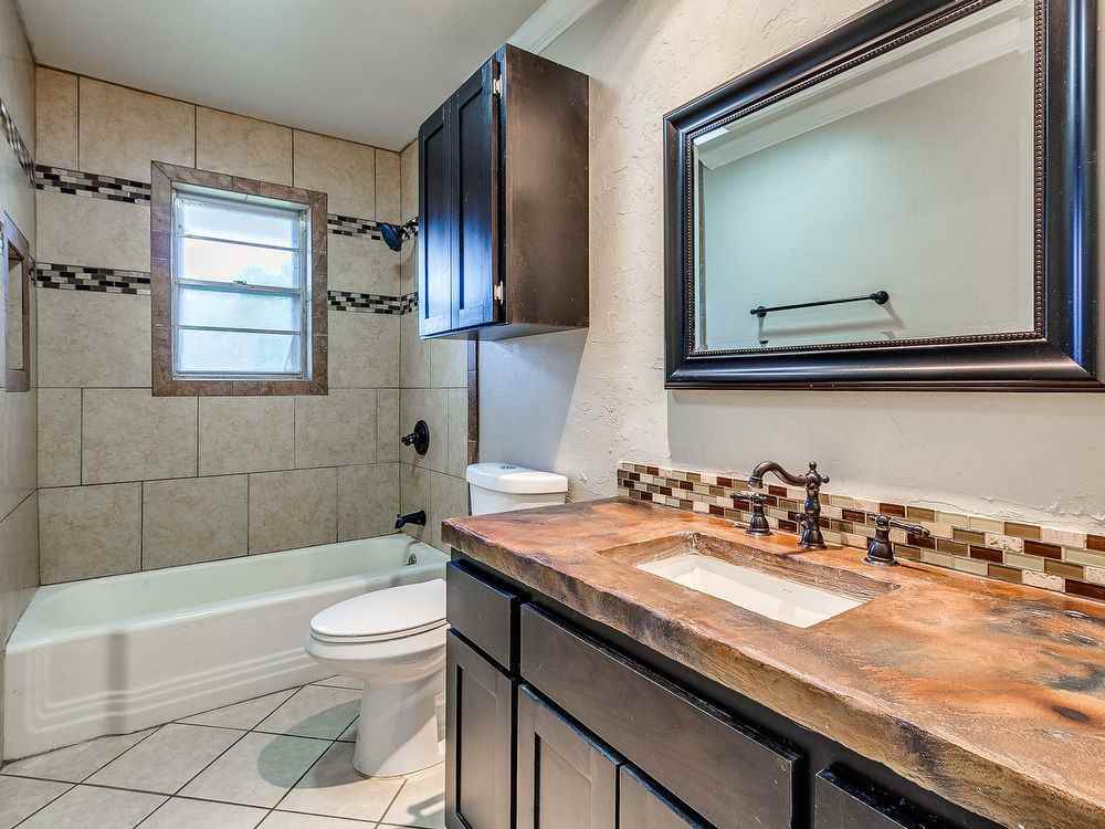 2620 NW 109th St - Photo 3 of 36