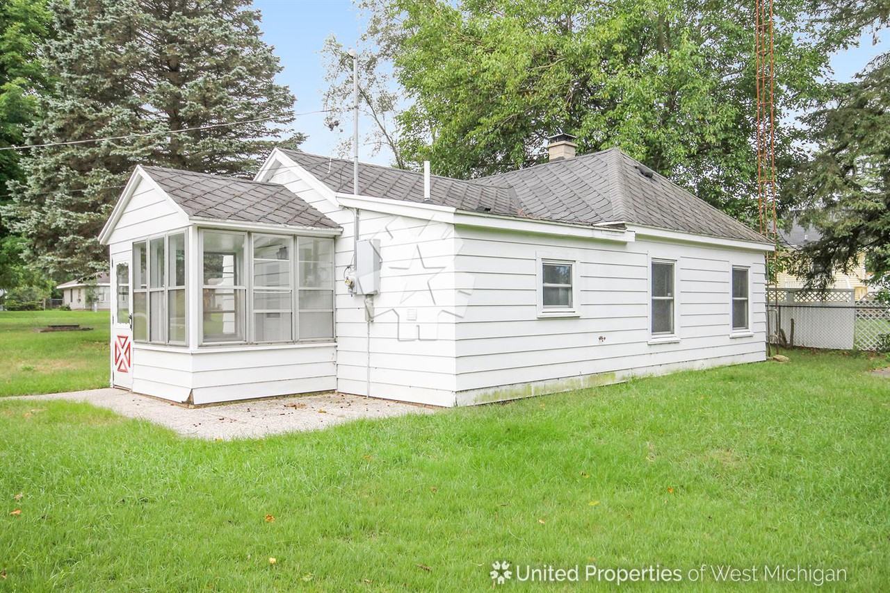 5510 Grand River Dr NE - Photo 2 of 20