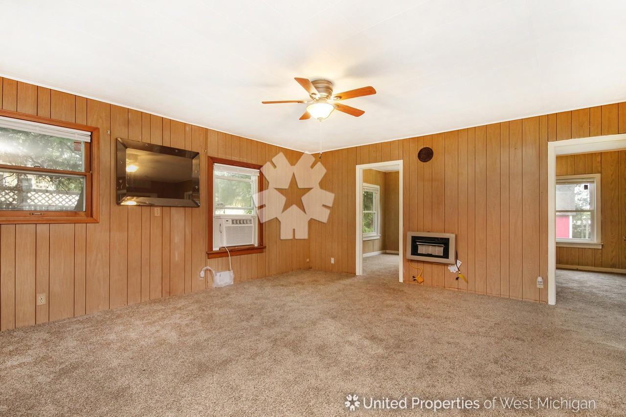5510 Grand River Dr NE - Photo 3 of 20