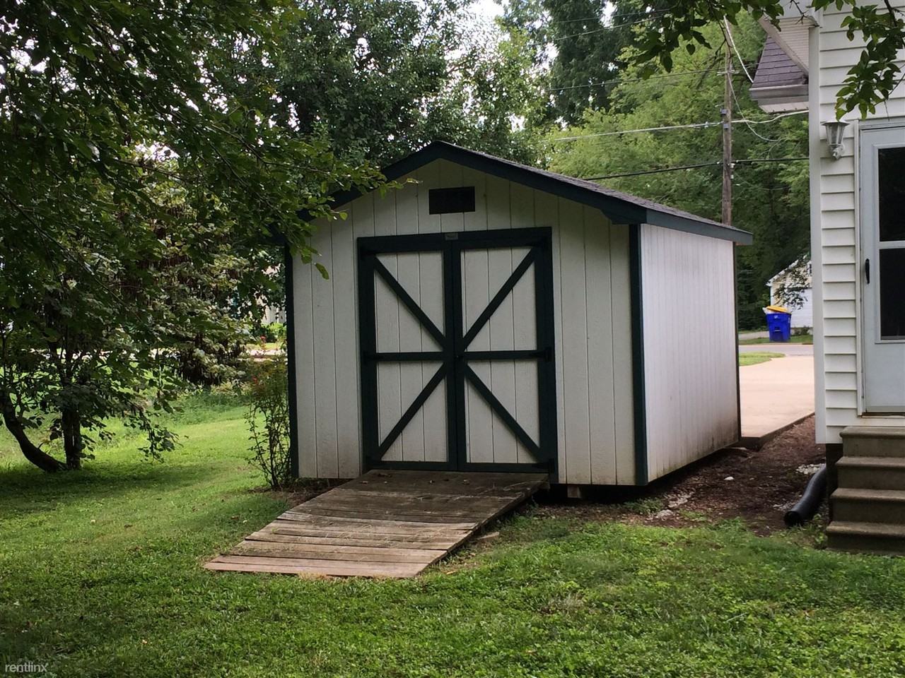 440 W 9th St - Photo 2 of 6