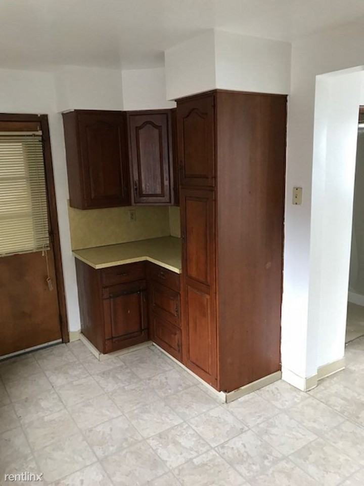 93 Pine St - Photo 3 of 12