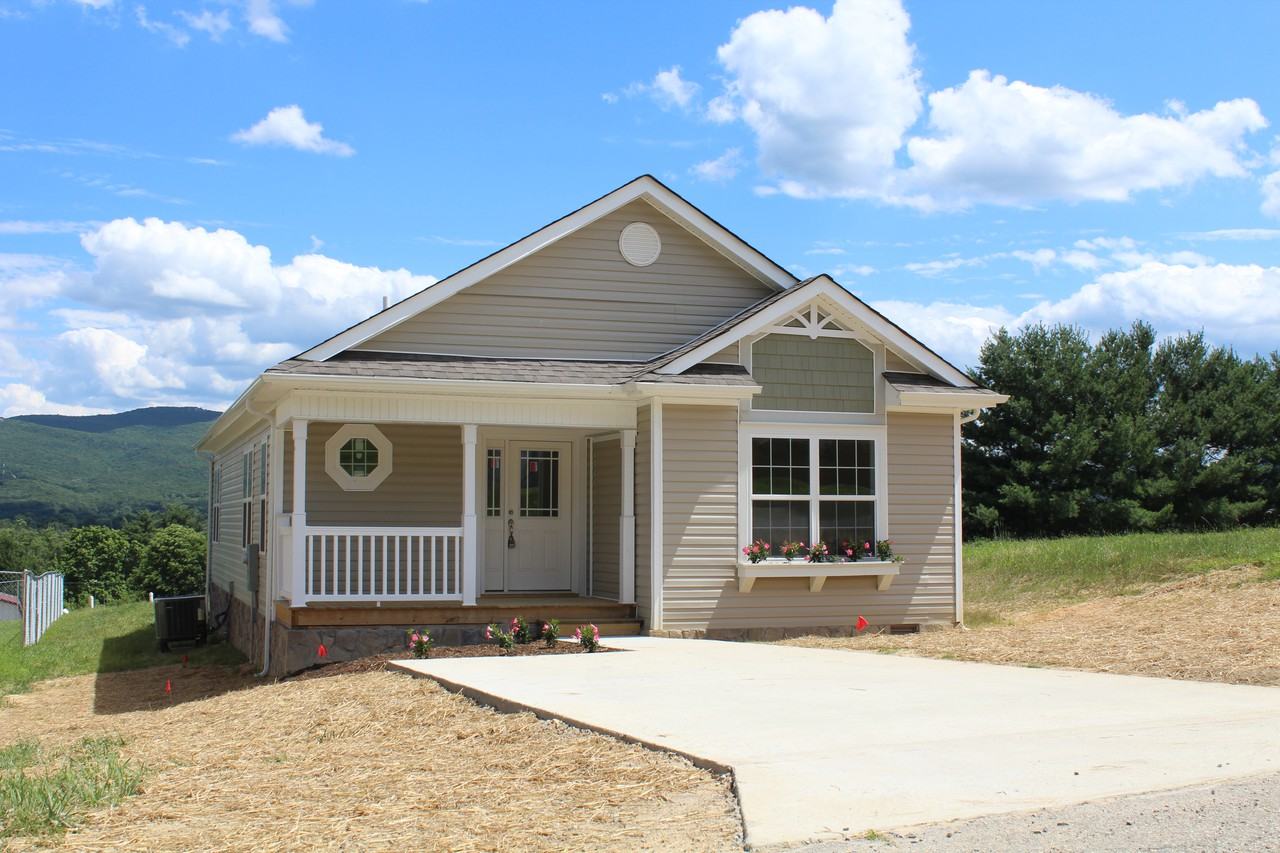 1365 W Ridge St - Photo 2 of 16