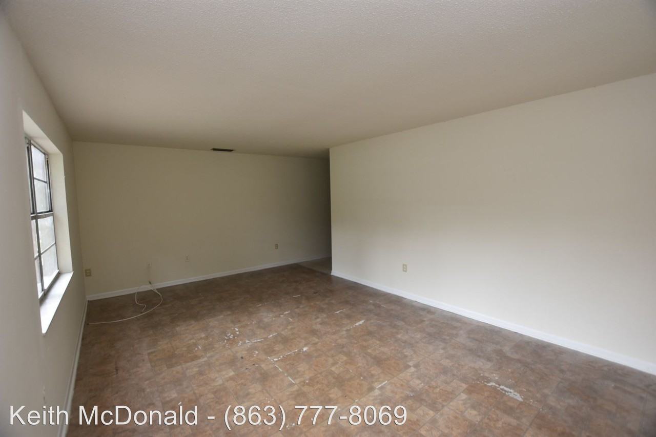1104 Roselle Ave - Photo 2 of 6
