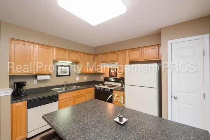 9041 Falcon Glen Ct - Photo 3 of 22