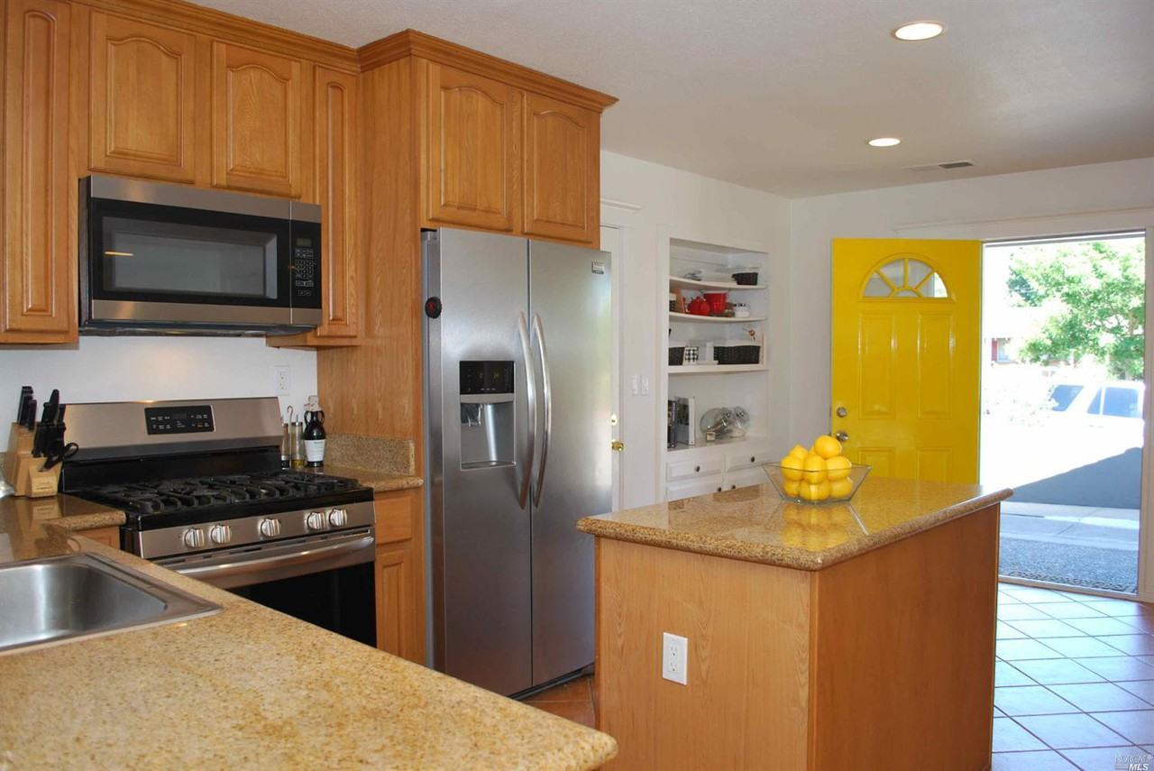 2239A Redwood Rd - Photo 2 of 18