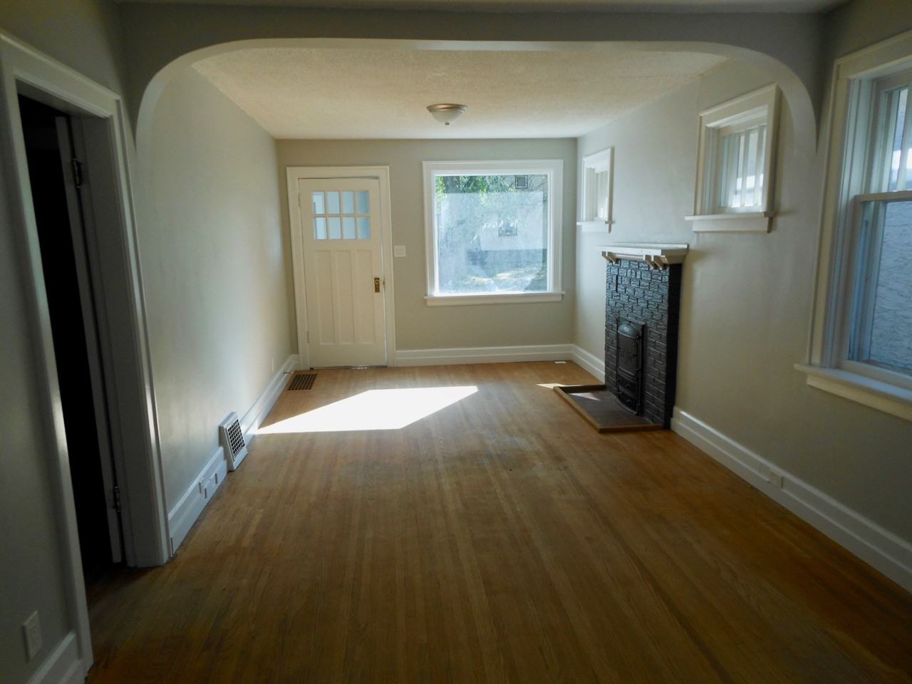 1326 Athol St - Photo 3 of 19