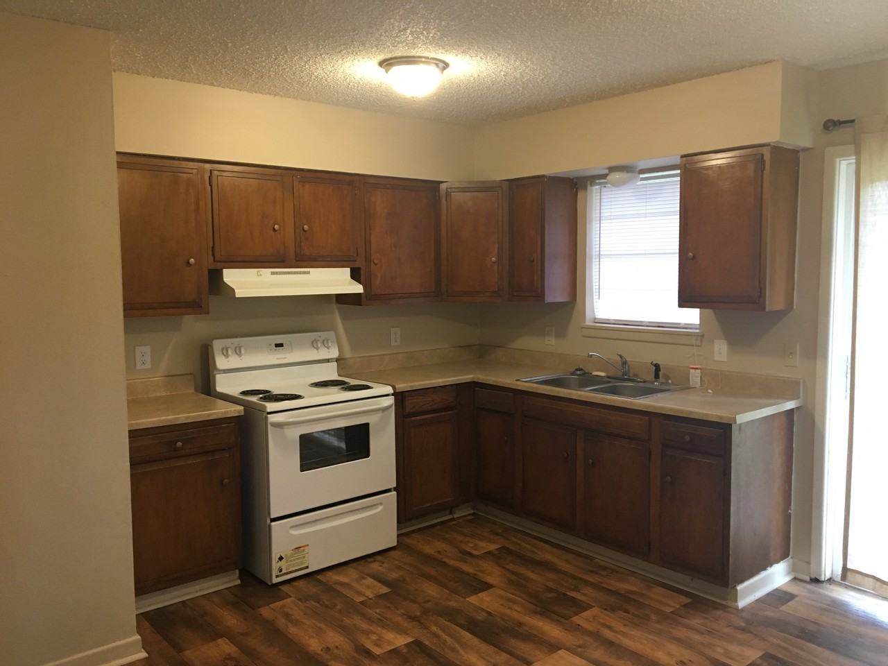 180 Tracy Rd - Photo 3 of 7