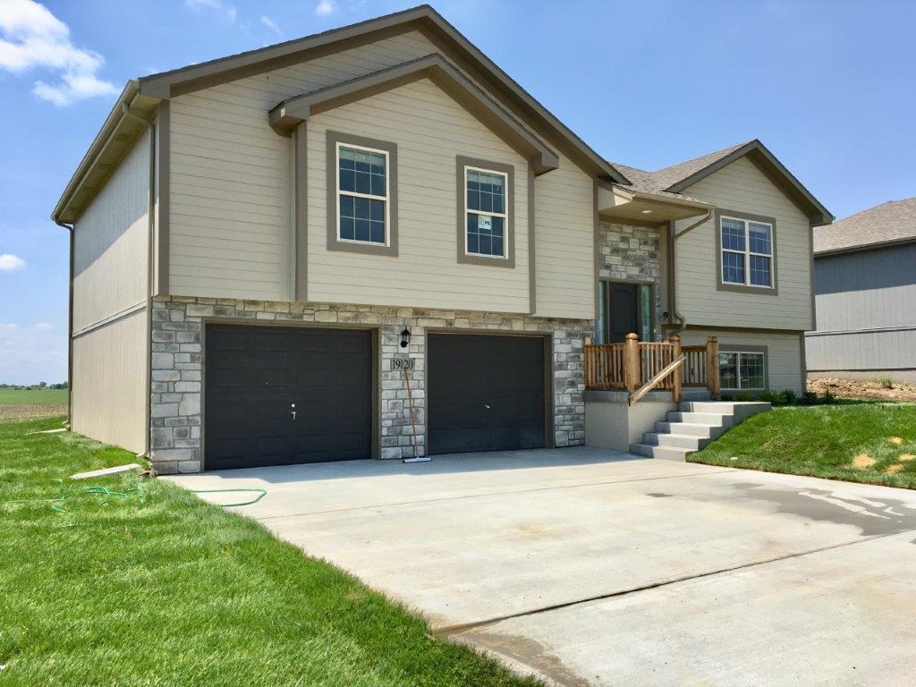 19120 Corbyn Ln - Photo 2 of 15