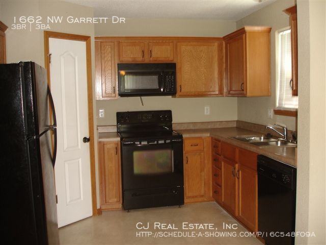 1662 NW Garrett Dr - Photo 3 of 8