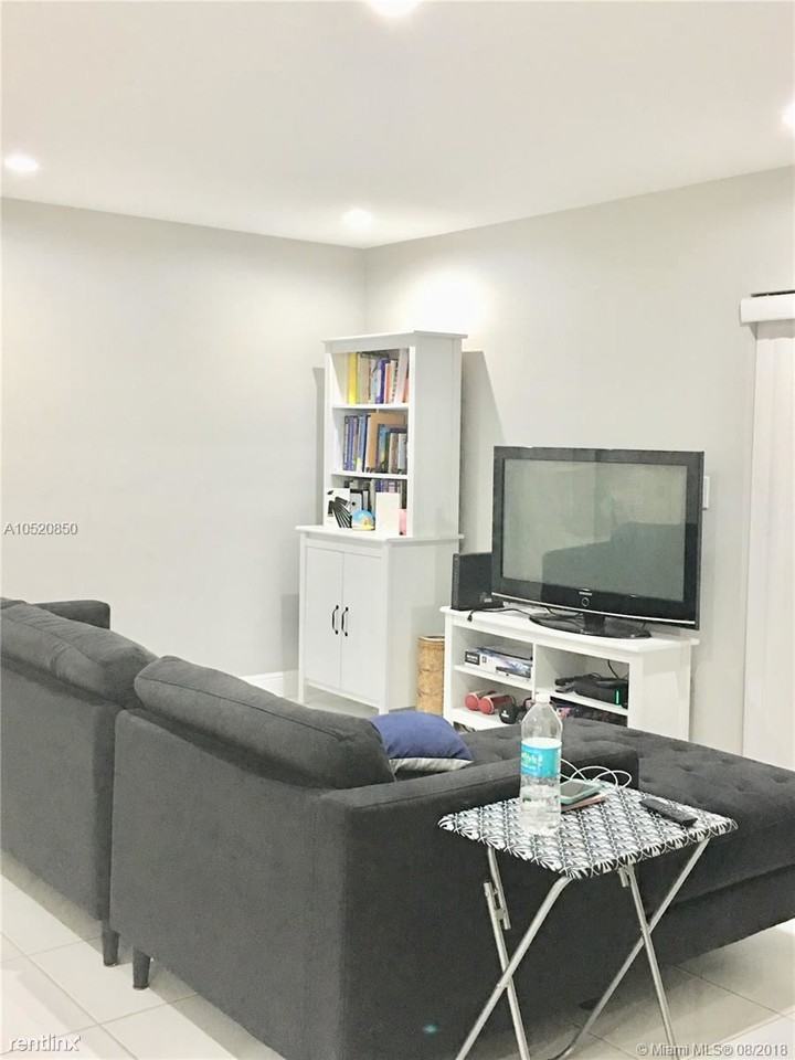 2324 Van Buren St - Photo 3 of 10