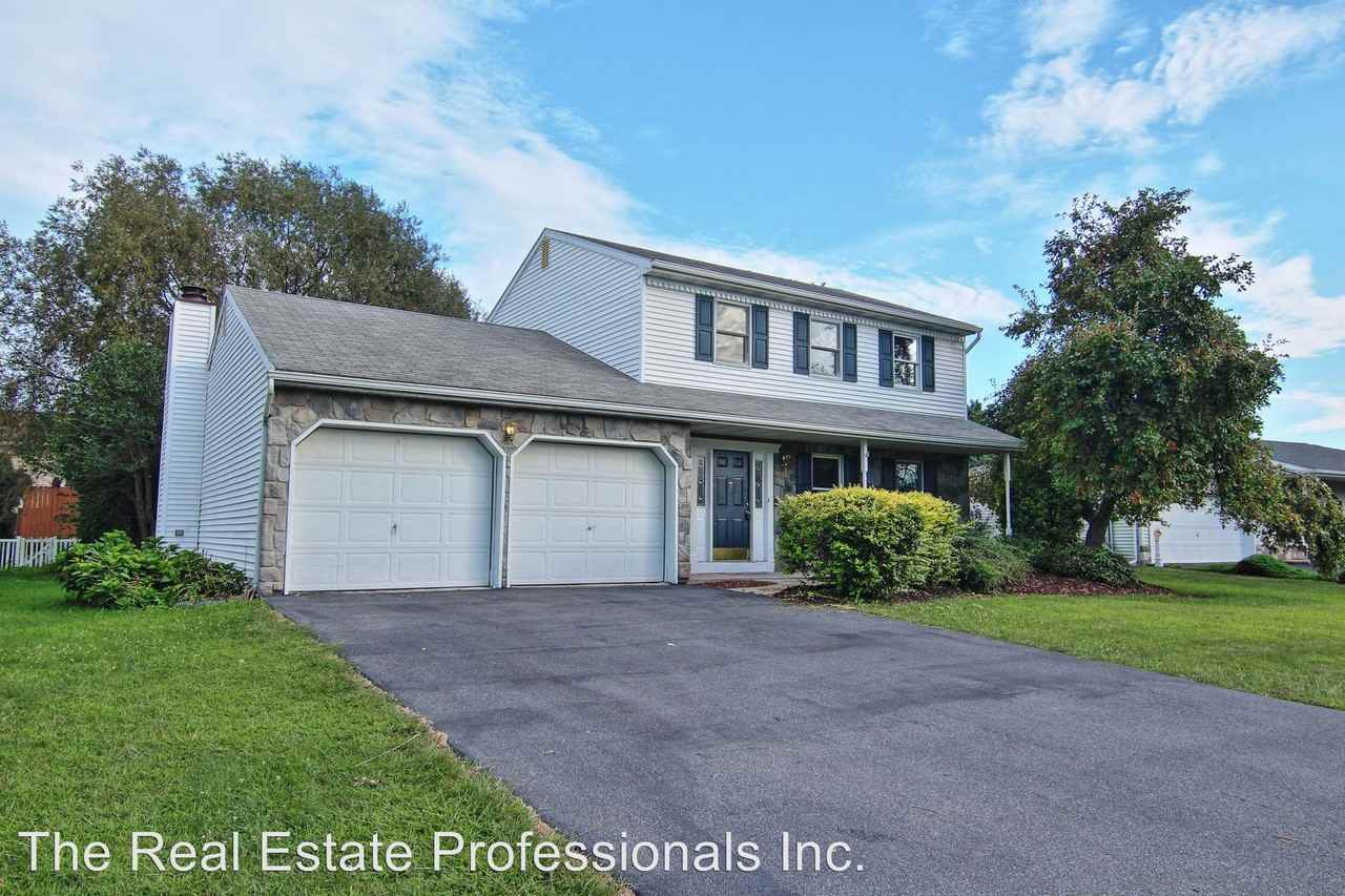 221 Hope Dr - Photo 2 of 16