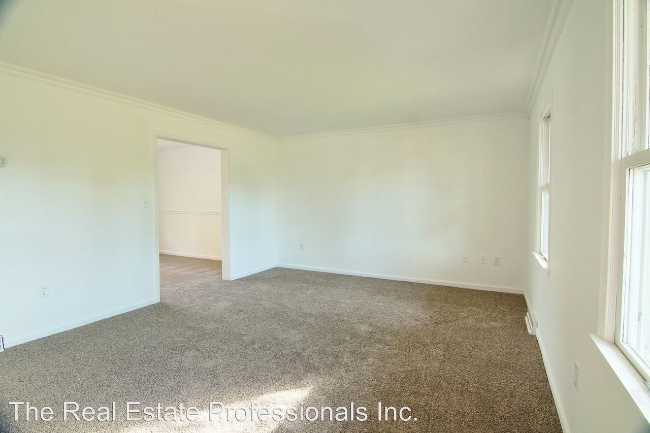 221 Hope Dr - Photo 3 of 16