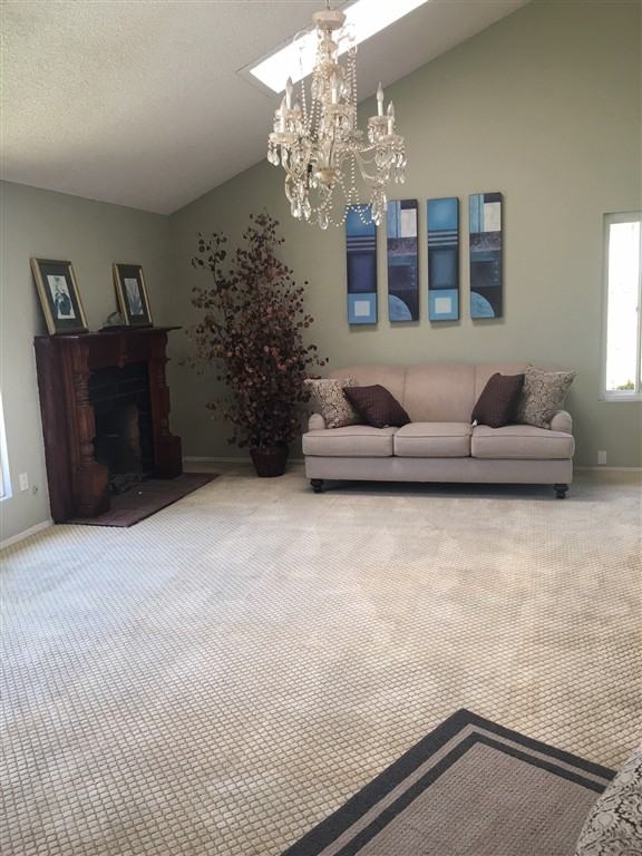 1455 Laurel Ave - Photo 3 of 10