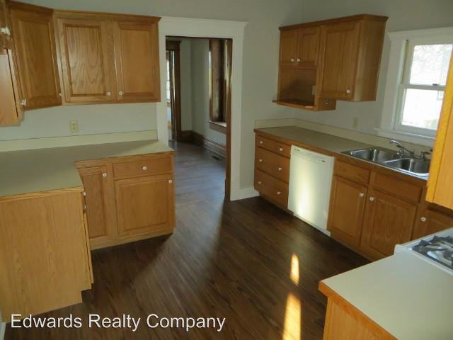 576 N Main St - Photo 3 of 8