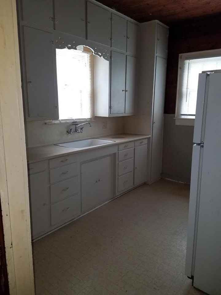 814 W 3rd St - Photo 2 of 8