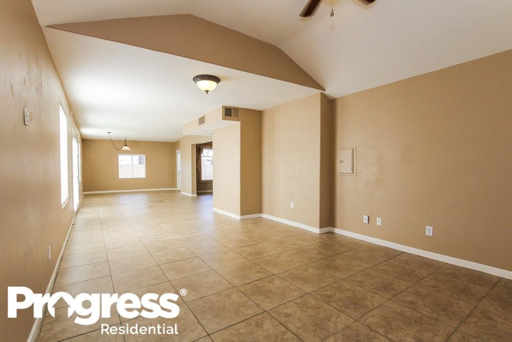 7434 W Cameron Dr - Photo 3 of 15