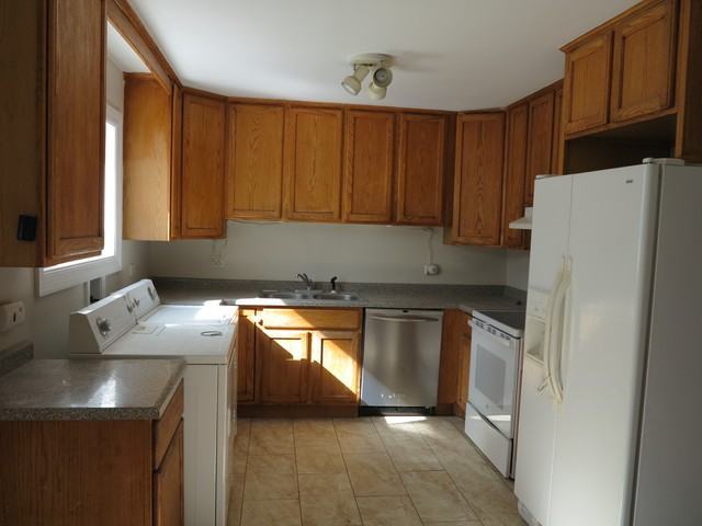 385 Oakwood Rd - Photo 2 of 7