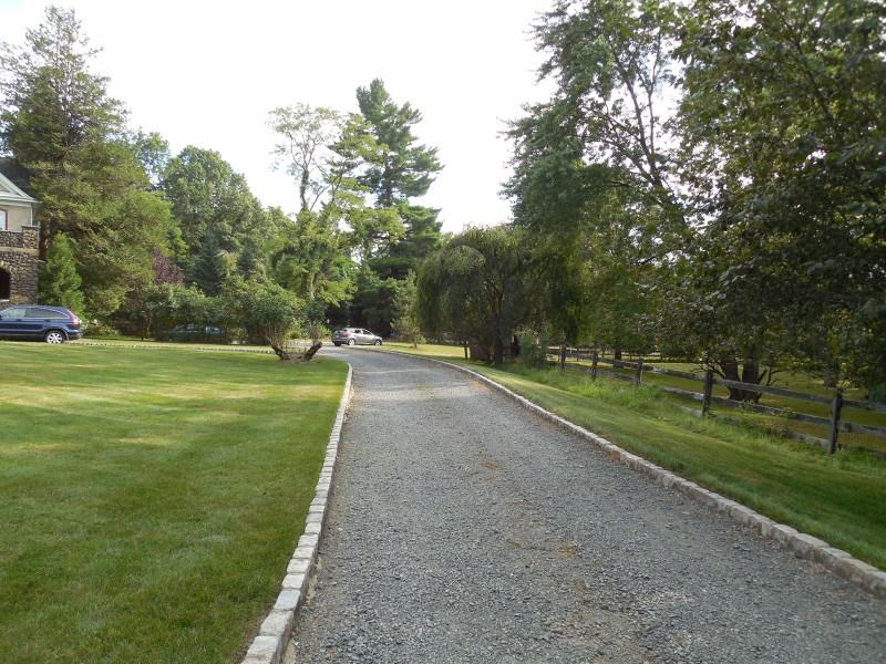 679 Mountain Blvd - Photo 3 of 9