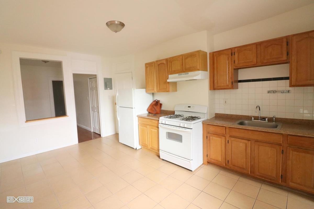 128 Guernsey Street - Photo 2 of 14