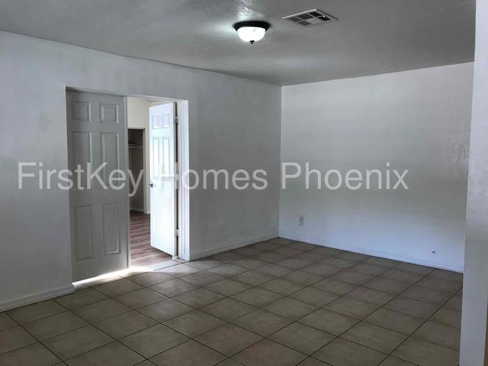 2034 N 37th Pl - Photo 2 of 29