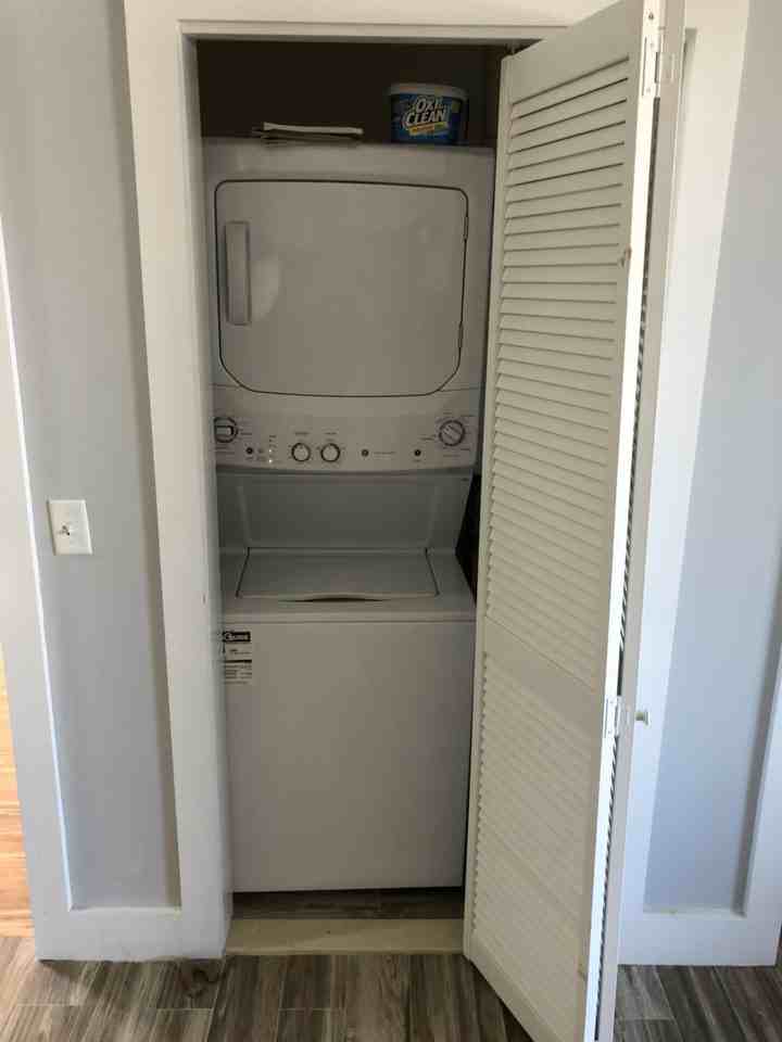 424 Whiton St - Photo 3 of 7