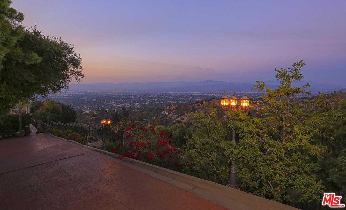 13319 Mulholland Dr - Photo 3 of 26
