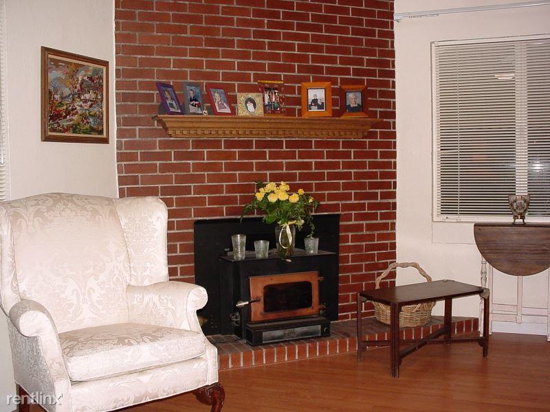 707 10th St - Photo 3 of 4