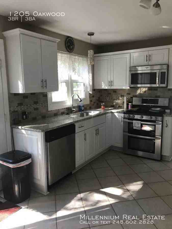 1205 W Oakwood Rd - Photo 3 of 8