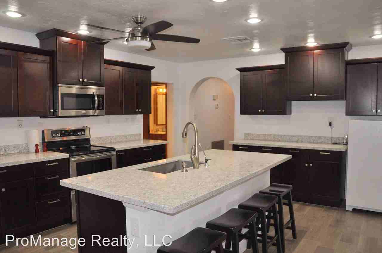 304 N Westwood - Photo 3 of 22