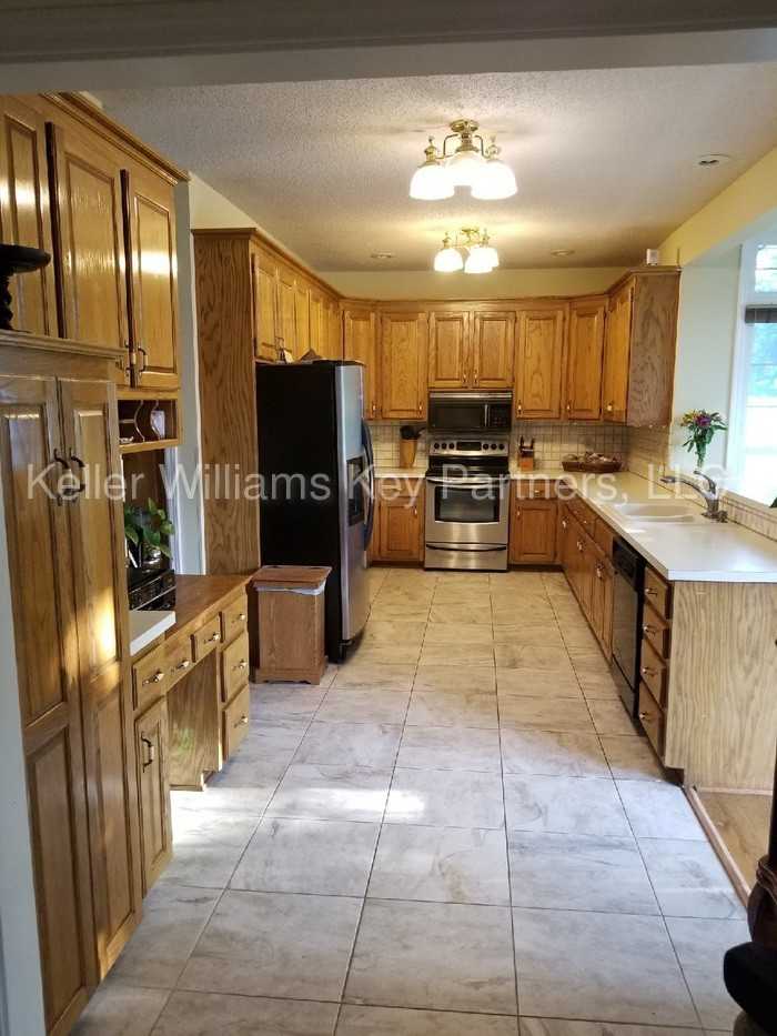 9709 N Kenwood Ct - Photo 2 of 12