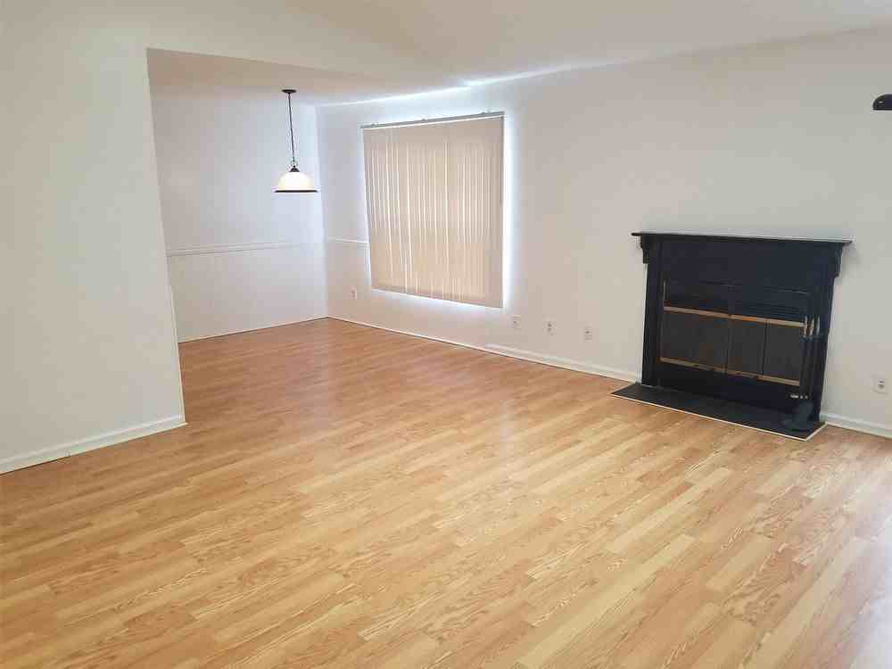 1424 Deerpond Ln - Photo 2 of 15